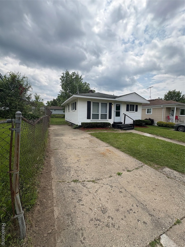 565 Wyoming Ave, Pontiac, MI 48341 - single story home with driveway
