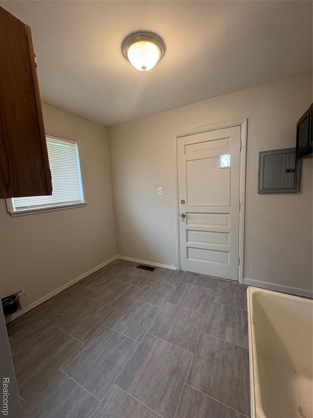 565 Wyoming Ave, Pontiac, MI 48341 - foyer entrance with electric panel and baseboards