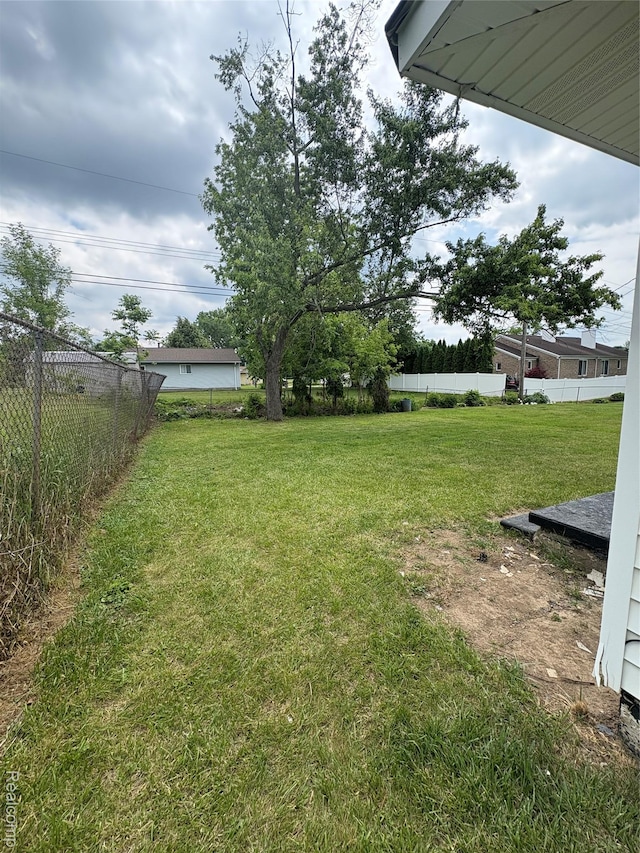 565 Wyoming Ave, Pontiac, MI 48341 - view of yard