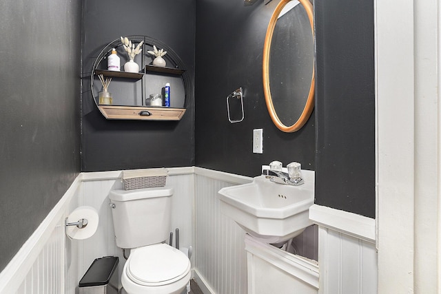 1248 Fisk Rd SE, Grand Rapids, MI 49506 - half bathroom featuring a wainscoted wall and a decorative wall
