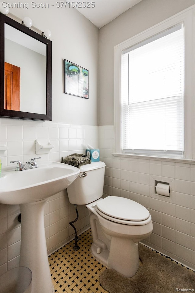 3924 Yorkshire Rd, Detroit, MI 48224 - bathroom featuring tile walls and wainscoting