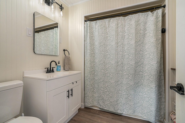 55146 M 51 N, Dowagiac, MI 49047 - full bath featuring wood finished floors, vanity, crown molding, and curtained shower