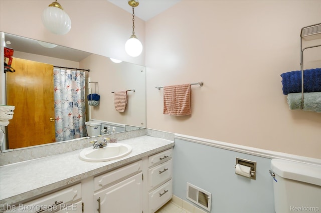 1038 Cora Dr, Flint, MI 48532 - full bath with vanity, curtained shower, and lofted ceiling