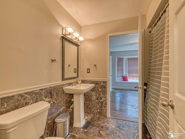 4775 Huron Ave, Newport, MI 48166 - bathroom featuring a wainscoted wall and tile walls