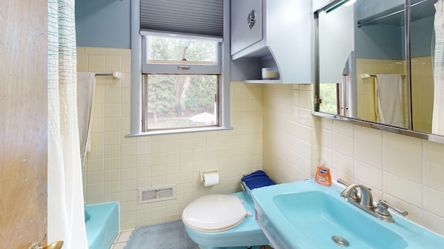 10 Covell Ave NW, Grand Rapids, MI 49504 - full bath featuring tile walls, backsplash, and shower / bath combination with curtain