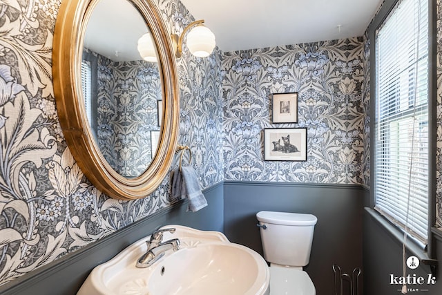 1002 Benjamin Ave SE, Grand Rapids, MI 49506 - bathroom featuring wallpapered walls, plenty of natural light, and a wainscoted wall