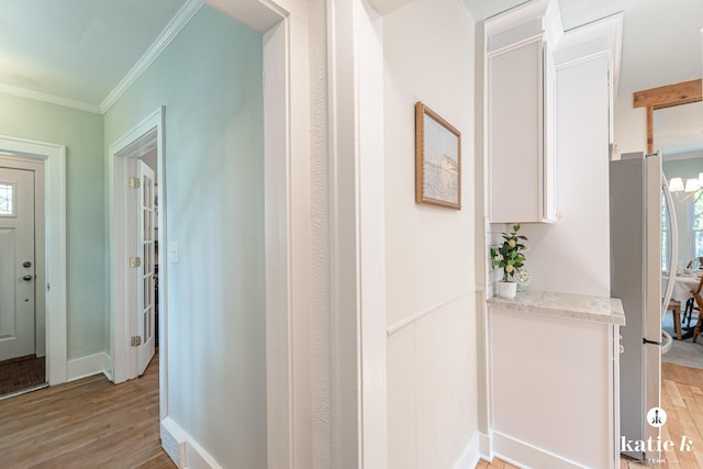 1002 Benjamin Ave SE, Grand Rapids, MI 49506 - entryway featuring light wood-style floors and ornamental molding