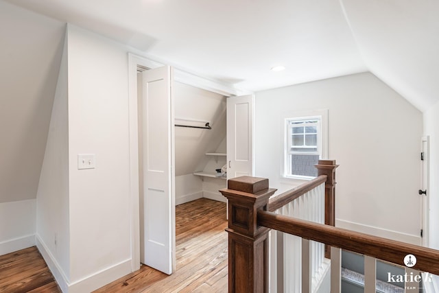 1002 Benjamin Ave SE, Grand Rapids, MI 49506 - corridor featuring an upstairs landing, light wood-style flooring, and vaulted ceiling