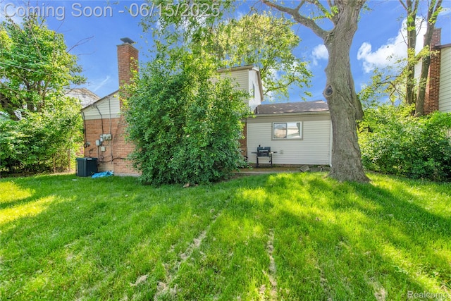 29464 Marshall St, Southfield, MI 48076 - rear view of house with a yard