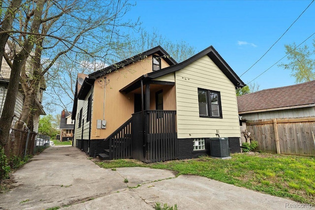 475 Algonquin St, Detroit, MI 48215 - view of front facade featuring concrete driveway