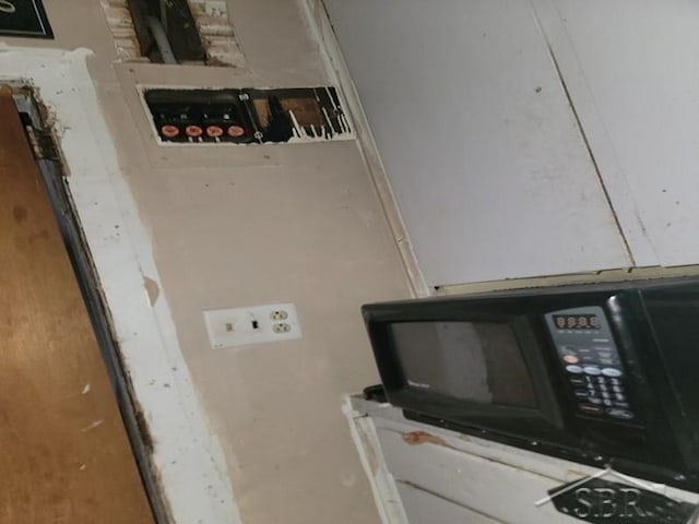 2723 Van Etten St, Saginaw, MI 48601 - detailed view of black microwave
