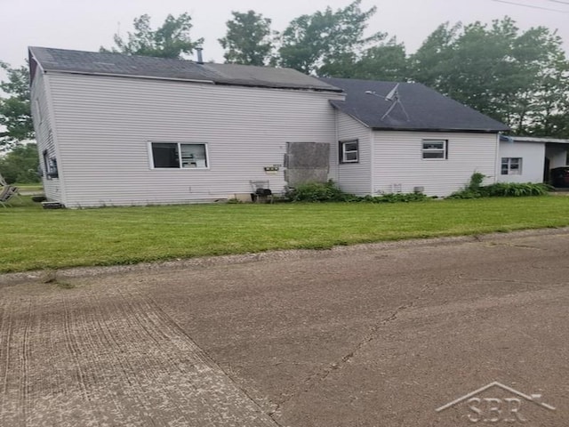 2723 Van Etten St, Saginaw, MI 48601 - view of side of property with a yard