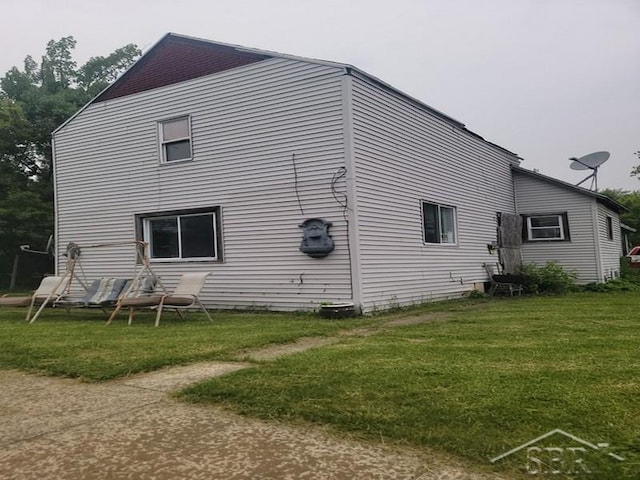 2723 Van Etten St, Saginaw, MI 48601 - view of home's exterior with a yard
