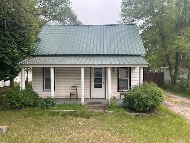 844 N Oak St, Evart, MI 49631 - view of front facade with a porch and a metal roof