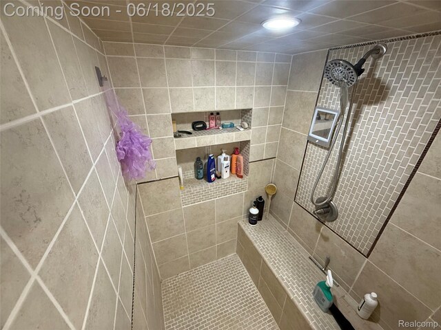 6715 Elizabeth Lake Rd, Waterford, MI 48327 - full bath with tiled shower