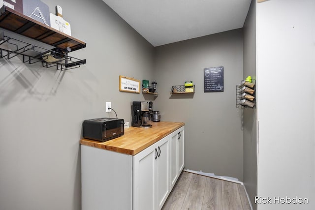 1153 S Edgar Rd, Mason, MI 48854 - bar area featuring light wood-style flooring
