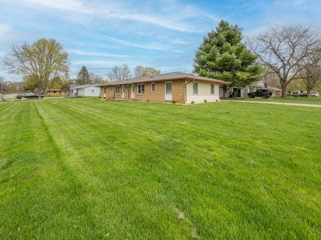1314 Magnolia St, Kalamazoo, MI 49048 - view of front of property featuring a front yard
