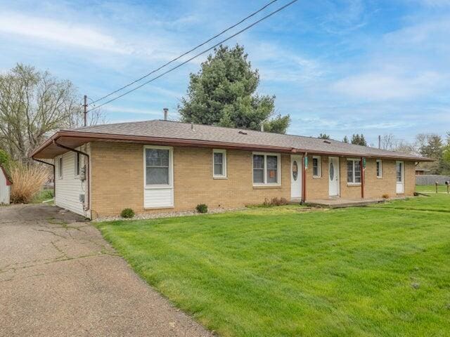 1314 Magnolia St, Kalamazoo, MI 49048 - single story home featuring a front lawn and brick siding