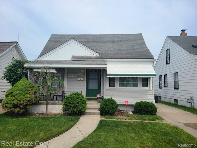 15892 Centralia, Redford, MI 48239 - bungalow with covered porch, a front yard, and roof with shingles