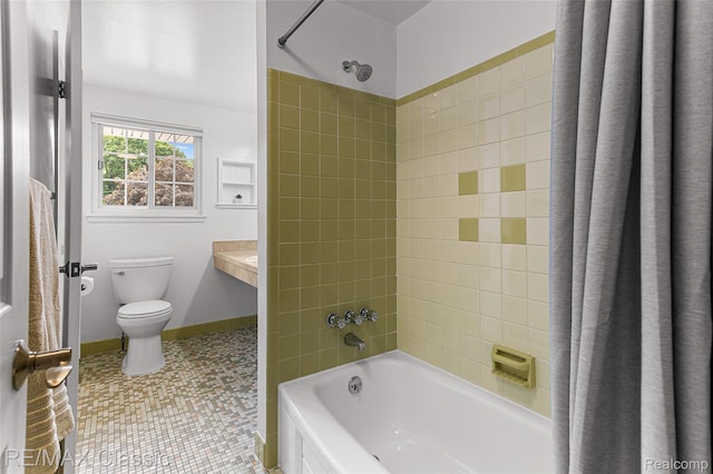 1915 Treadwell St, Westland, MI 48186 - full bathroom with toilet and shower / tub combo