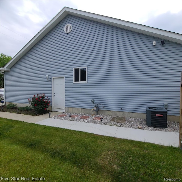105 Degurse Ave, Marine City, MI 48039 - back of house with a yard