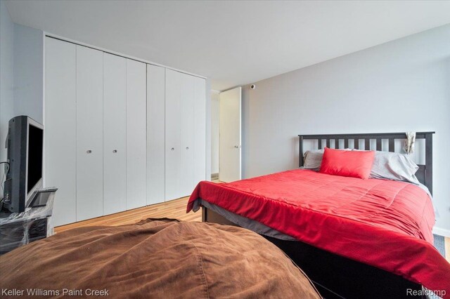 8200 E Jefferson Ave Unit 1802, Detroit, MI 48214 - bedroom with a closet and wood finished floors