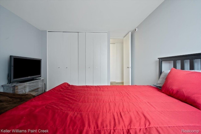 8200 E Jefferson Ave Unit 1802, Detroit, MI 48214 - bedroom with a closet