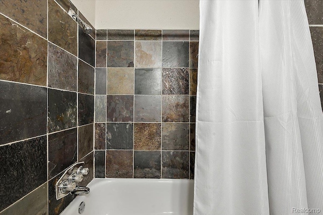 1769 W Warren Ave, Detroit, MI 48208 - full bath featuring shower / tub combo with curtain