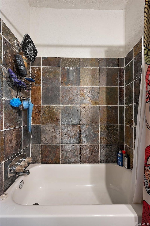1769 W Warren Ave, Detroit, MI 48208 - bathroom featuring shower / tub combo