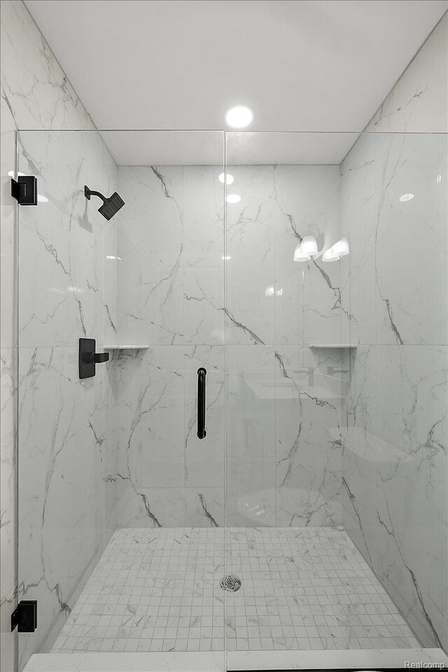 56350 Willow Creek Blvd, Utica, MI 48316 - full bathroom featuring a marble finish shower