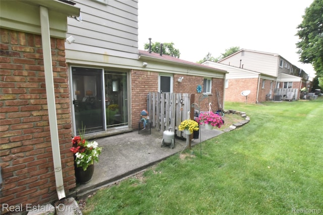 1350 Laurel Valley Dr, Waterford, MI 48327 - view of green lawn with a patio area