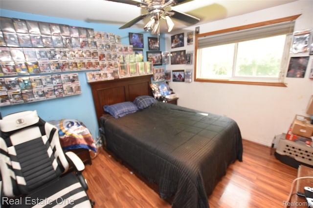 1350 Laurel Valley Dr, Waterford, MI 48327 - bedroom featuring wood finished floors