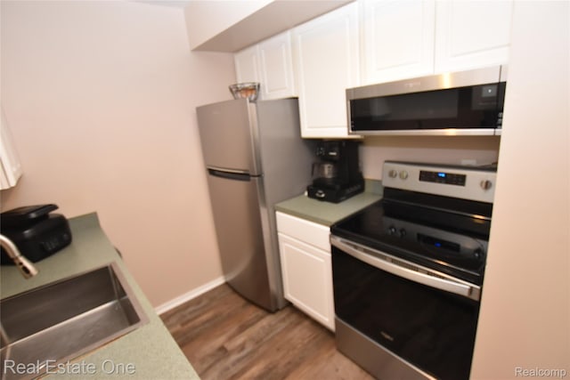 1350 Laurel Valley Dr, Waterford, MI 48327 - kitchen featuring stainless steel appliances, white cabinets, wood finished floors, and light countertops