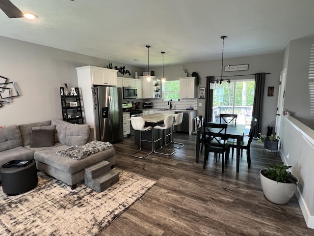 2650 Eagle Rdg, Muskegon, MI 49444 - living area featuring dark wood finished floors and baseboards