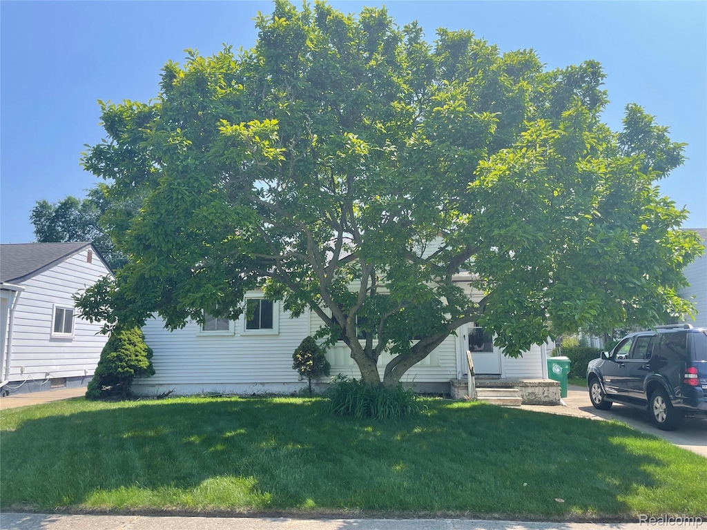 29455 Rosslyn Ave, Garden City, MI 48135 - view of front facade with a front lawn