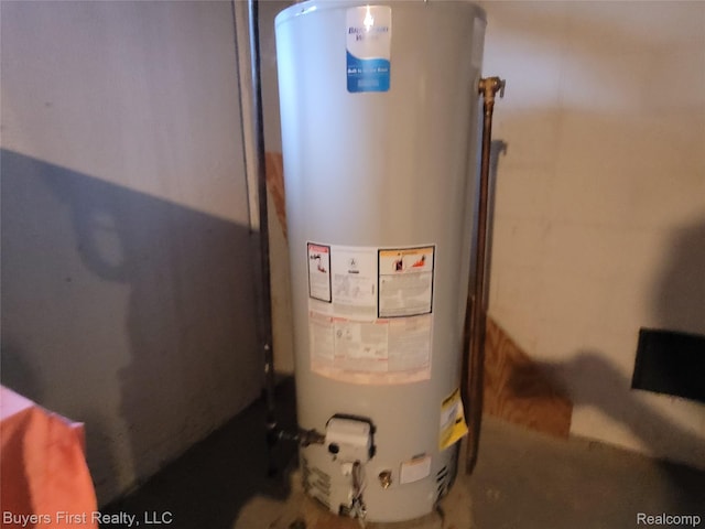 26001 Harding Sq, Oak Park, MI 48237 - utility room with gas water heater