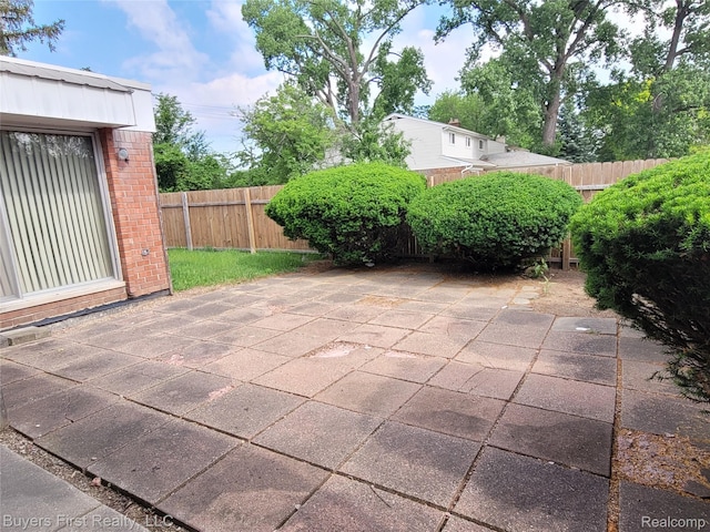 26001 Harding Sq, Oak Park, MI 48237 - fenced backyard with a patio area