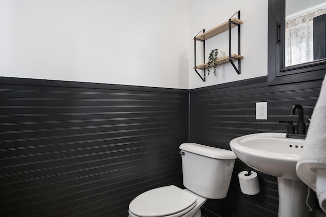 643 Giddings Ave SE, Grand Rapids, MI 49506 - half bath featuring toilet and wainscoting