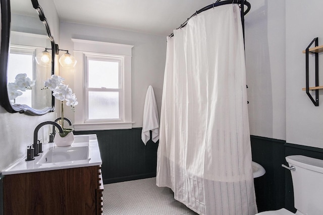 643 Giddings Ave SE, Grand Rapids, MI 49506 - full bathroom with vanity, wainscoting, and curtained shower