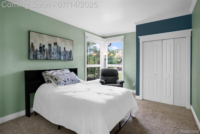 2985 Dana Pointe Dr, Pinckney, MI 48169 - bedroom with crown molding, carpet, and a closet
