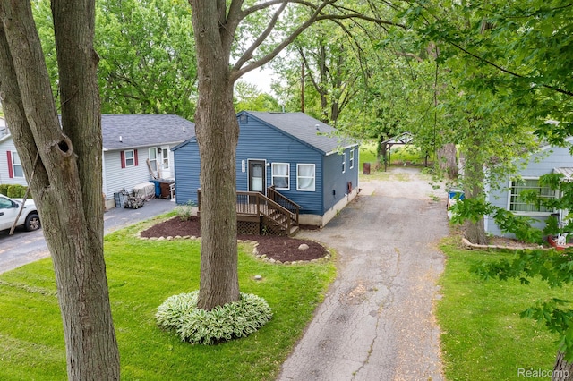 1896 Spaulding Rd, Monroe, MI 48162 - view of front facade with asphalt driveway and a front lawn