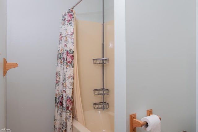 538 Dimmick St, Owosso, MI 48867 - bathroom featuring shower / bath combination with curtain