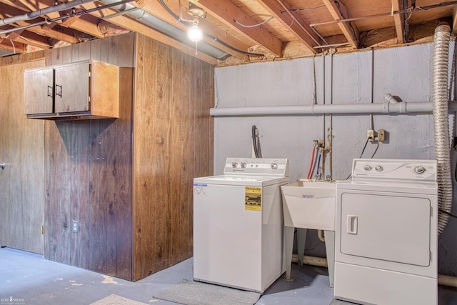 538 Dimmick St, Owosso, MI 48867 - laundry room featuring washer and dryer