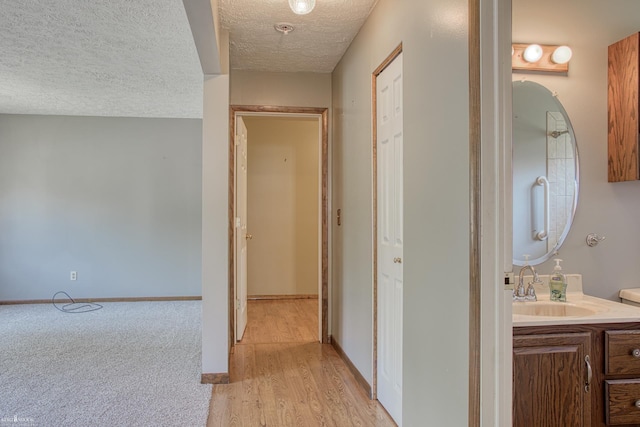 538 Dimmick St, Owosso, MI 48867 - corridor featuring a textured ceiling and light colored carpet