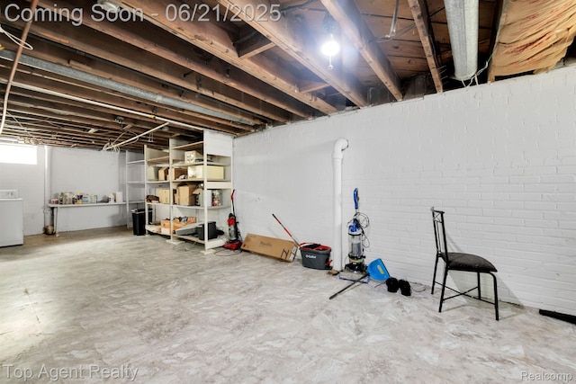 136 Alice Ave, Bloomfield Hills, MI 48302 - basement with washer / dryer