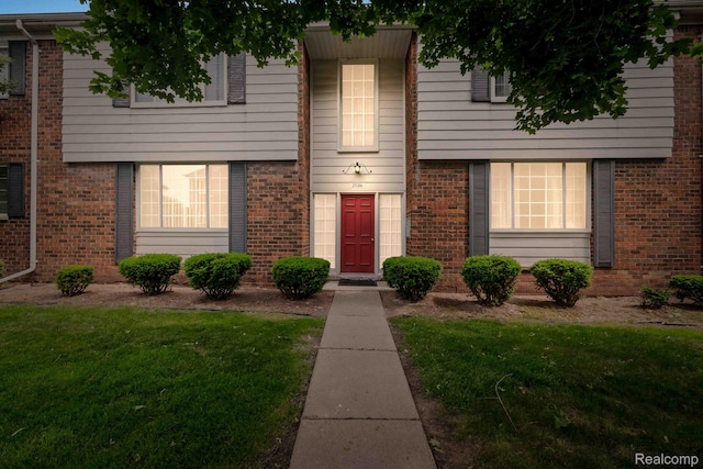 25316 Shiawassee Cir Unit 103, Southfield, MI 48033 - view of property featuring a front lawn and brick siding