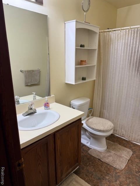 5496 Elizabeth Lake Rd, Waterford, MI 48327 - full bathroom featuring vanity and curtained shower