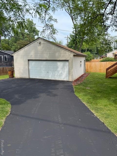 5496 Elizabeth Lake Rd, Waterford, MI 48327 - view of detached garage