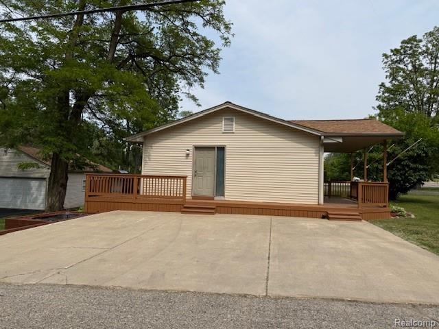 5496 Elizabeth Lake Rd, Waterford, MI 48327 - view of front of home with a deck and a patio