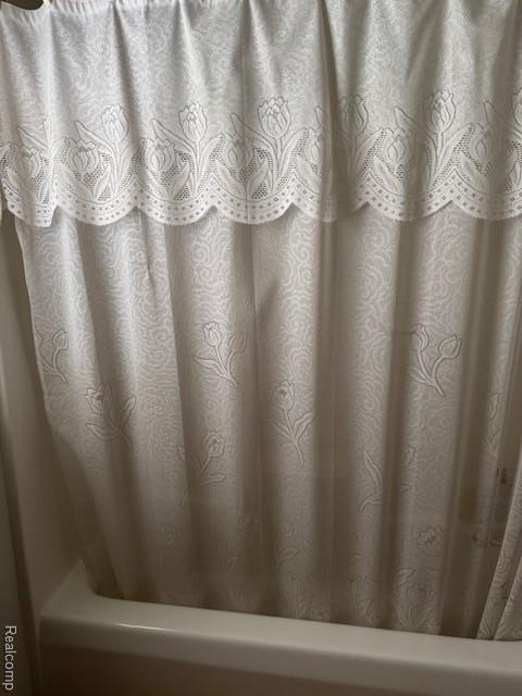 912 Rikki Anne Ct, Wixom, MI 48393 - full bathroom featuring shower / tub combo with curtain